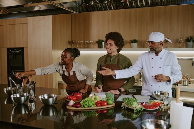 Zespół przygotowujący dania