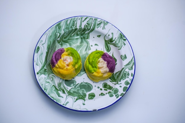 Kreatywna kuchnia z talerzem potraw